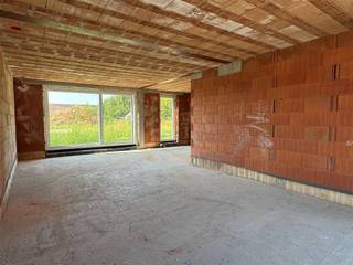 <p>Ruime nieuwbouwwoning met 4 slaapkamers en carport te koop!</p><p>Indeling: inkomhal met gastentoilet, ruime lichtrijke leefruimte met open keuken. Op de eerste verdieping zijn er 3 slaapkamers en een badkamer. <br />Er is een vaste trap naar de zolder, waar er een mogelijkheid is om een 4de en eventueel ook 5de slaapkamer te creëren.</p><p>De woning kan volledig naar eigen keuze worden afgewerkt!</p><p>Totale kostprijs aankoop, btw en notaris: 471 096 euro.<br />Voor meer info of een bezoek mail naar info@property-vastgoed.be</p>