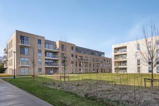 Nieuwbouw appartement onder registratierechten (2% of 12%) ! <br /><br />Dit prachtige, recent gelijkvloers appartement met 1 slaapkamer en een gezellig tuintje bevindt zich op wandelafstand van het centrum en heeft een uitstekende verbinding met de omliggende gemeenten.<br /><br />Bij binnenkomst via de inkomhal, die een vestiaire en gastentoilet biedt, komt u in leefruimte met een open keuken. Deze keuken is uitgerust met kwalitatieve toestellen, zoals een koelkast, vaatwasser, combi-oven, inductiekookplaat, afzuigkap en spoeltafel, en biedt voldoende opbergruimte. De berging naast de keuken kan praktisch worden ingedeeld. Door het grote schuifraam bereikt u de zonovergoten tuin met een gezellig overdekt terras. De tuin is volledig omheind en toegankelijk via het achterliggende fietspad.<br /><br />Het appartement beschikt over een ruime slaapkamer, waarin grote kasten makkelijk kunnen worden geplaatst. De aangrenzende badkamer is voorzien van een betegelde inloopdouche en een wastafel in meubel.<br /><br />Het gebouw is energiezuinig en uitgerust met een ventilatiesysteem type D, een warmtepomp, zonnepanelen en vloerverwarming.<br /><br />Als extra voordeel is er een ruime autostaanplaats met laadpaal in de kelder, evenals een privatieve berging aan de achterkant van het perceel. Deze zijn verplicht bij te kopen aan € 20.000.