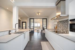 <p><span>ANTWERPEN:</span><span> Instapklaar dakappartement met terras en panoramisch city uitzicht.</span></p><p><span> </span></p><p><span>Op zoek naar comfortabel en stijlvol wonen in het centrum van Antwerpen? Dit prachtige dakappartement bevindt zich op de 6e en hoogste verdieping van een kleinschalige residentie aan de Britselei en combineert licht, rust en een uniek zicht over de stad. Dankzij de hoge ligging geniet u hier de hele dag door van een overvloed aan natuurlijk licht.</span></p><p><span>Met een bewoonbare oppervlakte van 116 m² biedt dit doorloopappartement een bijzonder aangename en functionele indeling. De open recent gerenoveerde leefkeuken vormt het centrale punt van de woning en is afgewerkt in een strak, hedendaags design met greeploze kasten en een keramisch werkblad. Ze is volledig uitgerust met kwalitatieve toestellen, waaronder een inductiekookplaat, dampkap, oven, koelkast en diepvries. Het kookeiland zorgt voor een gezellige, informele eetplek.</span></p><p><span>De lichtrijke woonkamer sluit naadloos aan op de keuken en vormt een uitnodigende ruimte om te ontspannen of gasten te ontvangen. Zowel vanuit de leefruimte als de keuken heeft u toegang tot het gezellige terras, waar u in alle privacy kan genieten van zon, rust en een prachtig zicht op de skyline van Antwerpen.</span></p><p><span>Het appartement telt drie volwaardige slaapkamers. Aan de voorzijde bevindt zich een kamer die momenteel als bureau is ingericht, terwijl de achterbouw plaats biedt aan twee ruime slaapkamers, waarvan één met ingemaakte kasten. De moderne badkamer is uitgerust met een wastafelmeubel, ruime inloopdouche en handdoekradiator. Verder beschikt het appartement over een aparte wasberging, een afzonderlijk toilet en een vestiaire. In de kelderverdieping is bovendien een privatieve berging voorzien.</span></p><p><span> </span></p><p><span>Bijzonderheden:</span></p><p><span>* Dakappartement met veel lichtinval</span></p><p><span>* Lift aanwezig</span></p><p><span>* Gerenoveerd in 2018</span></p><p><span>* Elektriciteit conform</span></p><p><span>* Overal rolluiken aanwezig met vliegeramen </span></p><p><span>* Terras met prachtig uitzicht</span></p><p><span>* Privatieve kelderberging</span></p><p><span> </span></p><p><span>De ligging is een absolute troef: dankzij het nabijgelegen openbaar vervoer geniet u van een vlotte bereikbaarheid, terwijl winkels, supermarkten, gezellige horecazaken en culturele voorzieningen zich allemaal op wandelafstand bevinden. De Britselei, met haar brede laan, statige gevels en groene accenten, zorgt bovendien voor een aangename woonomgeving in één van de meest gegeerde buurten van Antwerpen. </span></p><p><span> </span></p><p><span>Stijlvol wonen met alle comfort, midden in het bruisende centrum van Antwerpen. Een unieke opportuniteit op een absolute toplocatie. </span></p>