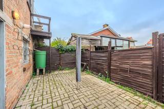 Op het gelijkvloers bevindt zich een grote inpandige garage, een extra bureauruimte, een toilet en badkamer. De leefruimte is ruim en biedt...