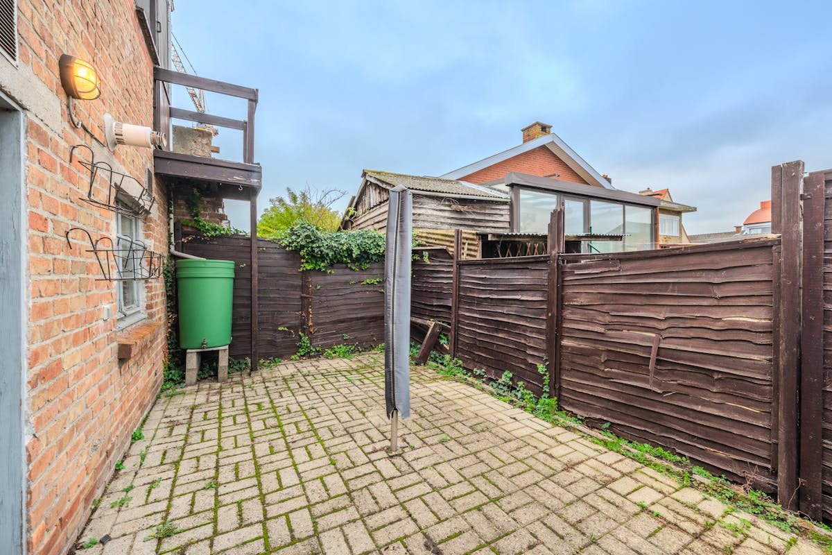 Te renoveren woning met 3 slaapkamers te koop! - foto 3