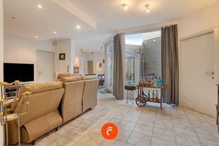 Een zeer ruim appartement in het centrum van Lauwe vlakbij Lauweplaats. Het appartement omvat een inkomhal met gastentoilet, zeer ruime berging (of extra leefruimte) aan de straatzijde en garage. De leefruimte met woonkamer en ruime leefkeuken geven uit op een ruim terras met alle privacy. Verder zijn er 3 slaapkamers en een badkamer. Overal CV (aardgas), Elektriciteit conform gekeurd, asbestveilig én energiezuinig (EPC-label B). Een ruime kelderberging is inbegrepen in de koop. Momenteel correct verhuurd (steeds opzegbaar voor eigen gebruik) aan 775 €/maand.