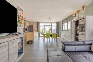 <p>Bent u op zoek naar een ruime gezinswoning met veel licht, comfort en een vlotte bereikbaarheid? Dan is deze charmante halfopen bebouwing aan de Langenakker 4 in Lede zeker een bezoek waard.</p>
<p>Met een bewoonbare oppervlakte van 178 m² biedt deze woning alle ruimte voor een comfortabel gezinsleven. De lichtrijke leefruimte sluit naadloos aan op het zonnige terras, waar u heerlijk kunt genieten van een ontbijt in de ochtendzon of gezellige avonden met familie en vrienden.</p>
<p>Op het gelijkvloers vindt u naast de leefruimte en keuken ook een praktische berging, aansluitend aan de keuken. Ideaal voor extra opslagruimte, voorraad of huishoudtoestellen.</p>
<p>Op de eerste verdieping bevinden zich twee ruime slaapkamers en een praktische badkamer. De tweede verdieping, onder het dak, biedt nog twee extra kamers die perfect kunnen dienen als slaapkamers, bureau, hobbyruimte of speelkamer.</p>
<p>Achteraan geniet u van een aangename tuin met aansluitend terras, een heerlijke plek om te ontspannen of gezellig buiten te vertoeven. De voortuin is volledig ingericht als private parkeerplaats, een bijzonder praktische troef die in deze straat een absolute meerwaarde vormt. Zo beschikt u steeds over een extra parkeerplaats vlak bij de woning.</p>
<p>De woning geniet van een centrale ligging met scholen, winkels, openbaar vervoer en andere dagelijkse voorzieningen in de nabije omgeving, waardoor u alles binnen handbereik heeft.</p>
<p>Troeven van deze woning:</p>
<ul>
<li>Halfopen bebouwing</li>
<li>Bewoonbare oppervlakte van 178 m²</li>
<li>Vier slaapkamers</li>
<li>EPC B (141kWh/ (m2jaar))</li>
<li>Lichtrijke leefruimte met toegang tot het terras</li>
<li>Praktische berging aansluitend aan de keuken</li>
<li>Eerste verdieping met 2 slaapkamers en badkamer</li>
<li>Tweede verdieping met 2 extra kamers onder het dak</li>
<li>Zonnig terras en achtertuin van 135 m²</li>
<li>Private parkeerplaats voor de woning</li>
<li>Centrale ligging nabij scholen, winkels en openbaar vervoer</li>
</ul>
<p>Vraagprijs: €325.000</p>
<p>Bent u op zoek naar een ruime gezinswoning met tal van mogelijkheden op een centrale ligging? Contacteer ons via www.albert.immo of kristof.de.clercq@albert.immo</p>