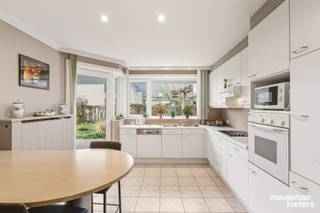 Deze uitstekend onderhouden gelijkvloerse woning met bouwjaar 1993 biedt een unieke combinatie van wooncomfort en een schitterende tuinbeleving.<br /><br />Het gunstige EPC-label B maakt deze woning bovendien future proof. <br /><br />De woning beschikt over een inkomhal met vestiaire en gastentoilet, een lichtrijke living en leefkeuken die beiden uitgeven op de tuin. Verder omvat de woning twee volwaardige slaapkamers, een ruime badkamer, een wasberging en een ruime garage met ingebouwde kastenwand en toegang tot de zolder.<br /><br />Naast de woning is een ruime oprit voorzien die plaats biedt voor twee wagens.<br /><br />Bijkomend is er een ruime zolder over de volledige woning, ideaal als extra bergruimte en met potentieel voor verdere invulling. De aangename zuidwest gerichte tuin en het deels overdekt terras bieden optimale zoninval en privacy en vormen een ideale plek om te genieten.<br /><br />Deze woning is perfect voor wie op zoek is naar levenslang wonen, een energiezuinige investering of een instapklare bungalow met potentieel. <br /><br />De woning bevindt zich op fietsafstand van het station Brugge en de Brugse binnenstad. <br />Oprit E40 en belangrijke verbindingswegen bevinden zich vlakbij. <br /><br />Kortom: een zeldzame opportuniteit die comfort, toegankelijkheid en kwaliteit moeiteloos combineert.