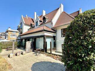 Appartement duplex meublé à quelques pas de la plage!<br /><br />Hall d'entrée, un espace de vie au rdc, cuisine ouverte et équipée, vaste pièce à vivre avec coin repas et salon, chambre avec salle de bains attenante, deuxième chambre à l'étage avec lavabo et toilette, deuxième salle de bains avec baignoire, lavabo et toilette.<br />Plusieurs débarras, grande terrasse à l'avant et place de parking privative.<br /><br />Certificat électrique vierge - Chaudière à condensation - Idéal comme investissement ou résidence secondaire<br /><br />PEB: 249 kWh/(m²/an) - Label C<br /><br />Plus d'info et documents sur www.immodepanne.be