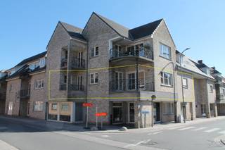 Dit fantastisch appartement is gelegen op de hoek van de Brugstraat en de Deinzestraat en kijkt uit op het Kerkplein.Met zijn bewoonbare oppervlakte...