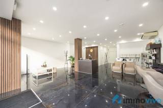 AlgemeenDit is een uitzonderlijke handelsruimte gelegen in Deurne, stijlvol gerenoveerd tot schoonheidssalon en kapsalon. Het pand beschikt over een...