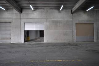 In Avelgem, deelgemeente Kerkhove bevindt deze magazijnruimte van 700 m² zich. De loods heeft een breedte van 24 meter en diepte van 29 meter. Voorzien van een sectionale poort met een hoogte van 4 meter en er is verlichting aanwezig. <br />Er is voldoende manoeuvreer ruimte voorzien aan de toegang en een parking aanwezig die afsluit met slagboom.<br />Maandelijkse provisie van 100 euro voor verbruik elektriciteit en water.<br />Vrij vanaf 01/04/2025.<br />Bent u opzoek naar minder/meer ruimte? De loods is beschikbaar vanaf 350 m² en kan uitgebreid worden per circa 175 m², in totaal is er 2100 m² beschikbaar.<br />Interesse? Contacteer Immo Roman: 0485 53 17 16