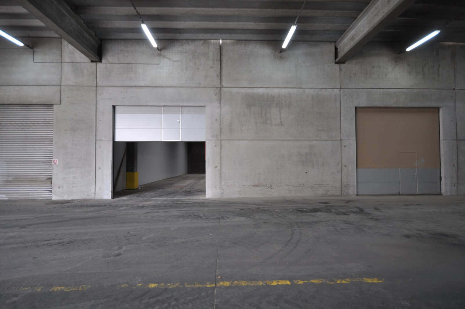 Magazijn van 700 m² gelegen te Avelgem, deelgemeente Kerkhove. - foto 2