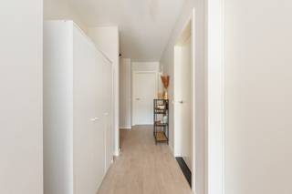 Dit kwalitatief afgewerkt nieuwbouwappartement bevindt zich op een centrale ligging nabij het centrum van Stabroek en combineert comfort, ruimte en een praktische indeling.<br />Via de ruime inkomhal met gastentoilet kom je terecht in de lichtrijke leefruimte op parketvloer. De open, volledig geïnstalleerde keuken is uitgerust met alle hedendaagse toestellen, waaronder een inductiekookplaat, dampkap, vaatwasser, ingebouwde koelkast en oven.<br />Vanuit de woonkamer heb je rechtstreeks toegang tot de ruime, zonnige tuin met terras — ideaal om in alle rust te genieten.<br />Het appartement beschikt verder over twee volwaardige slaapkamers, een ruime badkamer met inloopdouche en dubbele lavabo en een aparte berging met aansluiting voor wasmachine en droogkast. De private kelderberging is inbegrepen in de prijs en is tevens bereikbaar via de lift. Daarnaast zijn er op het gelijkvloers een gemeenschappelijke fietsenstalling en vuilnisberging aanwezig. De afgesloten garagebox met sectionaalpoort is optioneel bij aan te kopen voor €23.000 excl. kosten en biedt rechtstreekse toegang via de tuin. Aankoop aan 6% btw mogelijk (onder voorwaarden). Interesse of graag een bezoek ter plaatse? Contacteer ons via 0479/80.40.97 of lauren@vastgoed03.be
