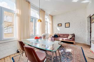 <p><span>Instapklaar en veelzijdig </span><span>huis</span><span> met </span><span>3/4 slaapkamers</span><span>, een </span><span>dakterras.</span><span> De gelijkvloerse ruimte/slaapkamer die perfect kan dienen als </span><span>praktijk of hobbyruimte</span><span>. Gelegen op een centrale locatie in </span><span>Antwerpe</span><span>n, op wandelafstand van Park Spoor Noord. </span></p><p><span> </span></p><p><span>Ruim woning met drie slaapkamers en een praktische indeling: op het gelijkvloers een hobby- of praktijkruimte, op de eerste verdieping een lichtrijke woonkamer met keuken, op de tweede verdieping een ruime slaapkamer met ensuite badkamer en op de derde verdieping twee slaapkamers en een bureauruimte. Ideaal gelegen op wandelafstand van scholen, winkels, parken en openbaar vervoer. </span></p><p><span> </span></p><p><span>Indeling</span></p><p><span> </span></p><p><span>Gelijkvloers</span></p><p><span>- inkomhal en toegang tot kelder</span></p><p><span>- koer</span></p><p><span>- praktijk of hobbykamer, eventueel een slaapkamer 1</span></p><p><span> </span></p><p><span>Eerste verdieping </span></p><p><span>- woonkamer</span></p><p><span>- geïnstalleerde keuken</span></p><p><span> </span></p><p><span>Tweede verdieping </span></p><p><span>- slaapkamer 2</span></p><p><span>- ensuite badkamer met douche en lavabo</span></p><p><span> </span></p><p><span>Derde verdieping </span></p><p><span>- slaapkamer 3</span></p><p><span>- slaapkamer 4</span></p><p><span>- toegang naar dakterras (15m²)</span></p><p><span> </span></p><p><span>Extra informatie</span></p><p><span>- ramen in PVC kader met dubbele beglazing</span></p><p><span>- dakisolatie en voorgevel in crepi voorzien van isolatie</span></p><p><span>- elektrische installaties conform AREI</span></p><p><span>- beschikbaar bij akte</span></p><p><span>- gunstig EPC kengetal van 187 kWh/m², label B</span></p><p><span>- kelder</span></p><p><span>- asbestveilig attest</span></p><p><span> </span></p><p><span>Ben jij geïnteresseerd in dit appartement te koop in Antwerpen, ben je op zoek naar ander vastgoed of wens je de waarde van jouw eigendom te kennen? Dan ben je bij BOLT immo aan het juiste adres! Wij helpen jou graag verder.</span></p><p><span> </span></p>