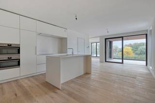 Te koop: modern 2-slaapkamerappartement in centrum Merelbeke
Op de historische tramsite in het hart van Merelbeke vind je dit instapklare appartement op de tweede verdieping van een kleinschalig project (30 appartementen verdeeld over 2 blokken). Een unieke combinatie van modern wooncomfort en een authentieke setting, vlakbij winkels, horeca en openbaar vervoer.
Troeven op een rij:
• Ruime, lichtrijke leefruimte met open keuken
• 2 volwaardige slaapkamers
• 2 zonnige terrassen om elk moment van de dag te genieten
• Moderne badkamer en kwalitatieve afwerking
• Energiezuinig, instapklaar en toekomstgericht
Een ondergrondse autostaanplaats en private berging zijn bij aan te kopen – praktisch, veilig en comfortabel.
Een ideaal appartement voor wie houdt van wonen op wandelafstand van alles, met de charme van een historische locatie en het gemak van hedendaagse luxe.
Exclusief te koop aangeboden via de Oximo online verkoopsprocedure. Voor registratie en aanvaarding van de verkoopsvoorwaarden zie www.oximo.be.