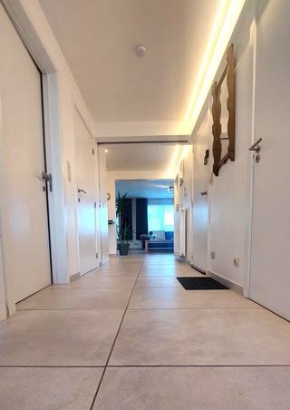 Dit prachtige appartement is gelegen in het centrum van Bredene Duinenin een zeer rustig gebouw direct nabij zee & strand, winkels en openbaar...