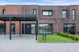 Instapklare, energiezuinige en trendy gezinswoning met 3 slaapkamers, EPC A (73), zonnepanelen en een sfeervolle overdekte veranda, gelegen aan In de Mool te Maasmechelen.<br /><br />Welkom in deze hedendaagse woning (bouwjaar 2018) waar stijl, comfort en duurzaamheid naadloos in elkaar overvloeien. Deze moderne gezinswoning is ontworpen met oog voor detail en toekomstgericht wonen, ideaal voor wie op zoek is naar een energiezuinige thuis in een aangename en levendige omgeving.<br /><br />Bij het betreden van de woning wordt u meteen ondergedompeld in een warme, lichtrijke sfeer. De ruime leefruimte vormt het hart van het huis en straalt een eigentijdse elegantie uit dankzij de harmonieuze combinatie van hoogwaardige materialen, zoals tegel- en laminaatvloeren, en sfeervolle dimbare verlichting. De vloerverwarming zorgt niet alleen voor een aangenaam en gelijkmatig binnenklimaat, maar draagt ook bij aan een efficiënter energieverbruik.<br />De open, volledig uitgeruste keuken is een echte eyecatcher en werd voorzien van kwalitatieve Siemens-toestellen en een duurzaam composiet werkblad. Hier kookt en leeft u in stijl, met alle comfort binnen handbereik.<br /><br />De woning beschikt over een praktische inkomhal met gastentoilet en een vlotte, functionele indeling die perfect aansluit bij het moderne gezinsleven. Op de verdieping bevinden zich drie volwaardige slaapkamers, ideaal als slaapruimte, thuiskantoor of hobbykamer. De badkamer is strak en stijlvol ingericht en uitgerust met een comfortabele bad-douchecombinatie.<br /><br />Ook buiten is het puur genieten. De aangelegde tuin biedt een oase van rust en privacy, met een gezellige overdekte veranda waar u het hele jaar door kan ontspannen. Het ruime terras en de onderhoudsvriendelijke tuin maken het plaatje compleet voor gezellige avonden, spelende kinderen of ontspannen weekends. Het tuinhuis biedt extra opbergruimte en de oprit vooraan voorziet plaats voor twee wagens.<br /><br />Wat deze woning extra bijzonder maakt, is de sterke focus op energiezuinigheid. Met een uitstekende EPC-score A (73) en de aanwezigheid van 14 zonnepanelen geniet u hier van een duurzame en toekomstgerichte woonst. De combinatie van doordachte isolatie, vloerverwarming en airconditioning zorgt het hele jaar door voor een optimaal wooncomfort met een verrassend laag energieverbruik. Dit resulteert niet alleen in aanzienlijk lagere energiekosten, maar ook in een duurzamer woonprofiel met een kleinere ecologische voetafdruk — een toekomstgerichte en slimme investering in uw woonkwaliteit.<br /><br />De ligging is een absolute troef. U woont hier in een rustige, kindvriendelijke buurt, maar toch vlak bij alles wat Maasmechelen te bieden heeft. Op korte afstand vindt u tal van winkels, scholen en gezellige eetadresjes waar u kan genieten van een verrassend divers culinair aanbod. Maasmechelen staat bekend om zijn multiculturele karakter, wat zich vertaalt in een rijke variatie aan restaurants: van Italiaanse en Turkse specialiteiten tot Aziatische keukens en lokale Belgische klassiekers.<br />Voor liefhebbers van natuur en ontspanning zijn er tal van mogelijkheden in de buurt. Denk aan prachtige wandel- en fietsroutes in de groene omgeving van het Nationaal Park Hoge Kempen, waar u volledig tot rust komt in een uniek landschap van bossen en heide.<br />Daarnaast bevindt Maasmechelen Village zich op korte afstand – een geliefde bestemming voor shoppingliefhebbers, met een ruim aanbod aan internationale merken in een stijlvolle setting.<br /><br />Kortom, deze trendy en instapklare woning combineert modern wooncomfort met een uitstekende energiezuinigheid en een topligging in een bruisende, groene omgeving. Een ideale thuis voor wie kwaliteit, duurzaamheid en levenskwaliteit hoog in het vaandel draagt.<br /><br />Neem gerust een kijkje in de 3D-tour en wandel alvast virtueel door de ruimte - wel zo makkelijk én leuk!<br />https://my.matterport.com/show/?m=DFzBgi5Rxmy<br /><br />STEDENBOUWKUNDIGE INFORMATIE:<br />- Stedenbouwkundige vergunning ontvangen: JA<br />- Stedenbouwkundige bestemming: Woongebied<br />- Verkavelingvergunning: NEEN<br />- Voorkooprecht RUP: NEEN<br />- Dagvaarding voor inbreuk op de stedenbouwkundige voorschriften: NEEN<br />- Overstromingsgevoeligheid van uw vastgoed:<br />P-score: A<br />G-score: A<br />EPC: A label, 73 kWH/m²<br />Certificaatcode: 73107-G-2016/0390/EP10894/A001/D05/SD001<br /><br />Wens jij deze woning te bezichtigen? Aarzel niet en neem contact met ons op, we staan voor je klaar!<br />Tel.: 0032 497 84 48 80<br />E-mail: info@caenenvastgoed.be<br /><br />Tot binnenkort!