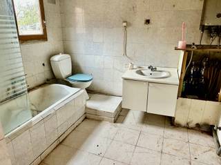 <p><span>Totaal te renoveren woning te Ronse.</span></p><p><span> </span></p><p><span>INDELING</span></p><p><span> </span></p><p><span>De woning bestaat op het gelijkvloers uit een living, keuken en badkamer.</span></p><p><span>Op de verdieping zijn er 2 slaapkamers.</span></p><p><span>Verder heeft de woning een kelder en een zolder.</span></p><p><span> </span></p><p><span>LIGGING</span></p><p><span> </span></p><p><span>Deze half open bebouwing is gelegen in de Gasmeterstraat, vlakbij het centrum van Ronse.</span></p><p><span> </span></p><p><span>PRAKTISCH</span></p><p><span> </span></p><p><span>Voor meer info en/of een afspraak bel Eefje van Immo D'hondt 0498 88 88 89</span></p>