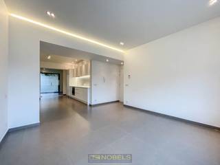 Te huur, gelijkvloers en gerenoveerd appartement te Oudenaarde<br /><br />Gelegen op het gelijkvloers van een kleinschalig gebouw (slechts 2 entiteiten) treffen we dit instapklaar, volledig geschilderde appartement met <strong>modern </strong>en <strong>hedendaags comfort</strong>. Op korte wandelafstand van station én Markt Oudenaarde!<br /><br />Indeling; Inkom, woonkamer met open ingerichte keuken, volwaardige slaapkamer, ingerichte badkamer, afzonderlijk toilet, grote kelder. Het appartement is volledig uitgerust met inbouwspots en gordijnen. Gemeenschappelijke berging (voor fietsen, vuilnisbakken, etc.)<br /><br />Adres: Pauwel Vanderscheldenstraat 1 bus 1, 9700 Oudenaarde<br />Onmiddellijk beschikbaar<br />Huurprijs: €775, extra troef: géén gemeenschappelijke kosten.<br />EPC: 488 kWh/m² 