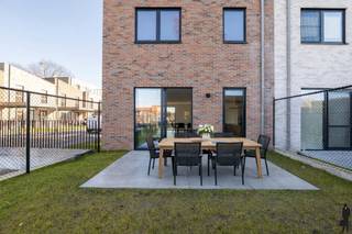 Halfopen woning met 3 slaapkamers, west georiënteerde tuin met bijgebouw, en staanplaats met grote berging.Wonen in een landelijke, groene en rustige...