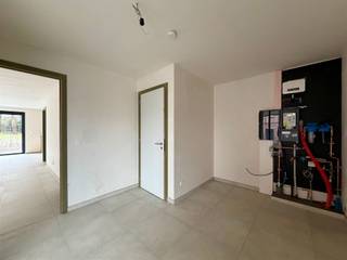 <p><span>Stijlvolle halfopen nieuwbouwwoning in Maasmechelen quasi instapklaar</span></p><p><span> </span></p><p><span>In een rustige en aangename woonwijk, op korte afstand van het centrum van Maasmechelen, staat deze moderne halfopen nieuwbouwwoning klaar om bewoond te worden. De woning is volledig afgewerkt en nagenoeg klaar om in te trekken ideaal voor wie snel wil verhuizen zonder bouwstress.</span></p><p><span> </span></p><p><span>De ligging combineert woonrust met een vlotte bereikbaarheid. Via de nabijgelegen E314 en N78 bereikt u vlot omliggende gemeenten en steden zoals Lanaken, Maastricht, Dilsen, Genk en Hasselt. Scholen, winkels en dagelijkse voorzieningen bevinden zich in de onmiddellijke omgeving, wat deze locatie bijzonder geschikt maakt voor gezinnen.</span></p><p><span> </span></p><p><span>Bij binnenkomst treft u een ruime inkomhal met gastentoilet, die uitgeeft op een lichtrijke L-vormige leefruimte met open keuken. Grote schuiframen verbinden de leefruimte direct met de zonnige tuin, perfect om te ontspannen of gasten te ontvangen. Op het gelijkvloers vindt u daarnaast een praktische berging en de trap naar de eerste verdieping.</span></p><p><span> </span></p><p><span>De eerste verdieping beschikt over drie volwaardige slaapkamers en een moderne badkamer. Parkeren kan comfortabel onder de carport naast de woning.</span></p><p><span> </span></p><p><span>De woning is uitgerust met een warmtepomp, vloerverwarming en zonnepanelen. Dankzij deze duurzame technieken behaalt ze een E-peil van maximaal E20, wat resulteert in een zeer laag energieverbruik en een comfortabele, toekomstgerichte woonomgeving.</span></p><p><span> </span></p><p><span>De woning is volledig afgewerkt met hedendaagse materialen en een neutrale, tijdloze afwerkingsgraad, waardoor u zonder grote werken meteen kunt intrekken en uw eigen accenten kan toevoegen.</span></p><p><span> </span></p><p><span>Interesse in deze moderne nieuwbouwwoning in Maasmechelen?</span></p><p><span>Neem gerust contact op met Robin Raeven via e-mail: robin@jemar.be of telefonisch op 0484 35 73 08 voor meer informatie of een bezoek ter plaatse.</span></p><p><span> </span></p>