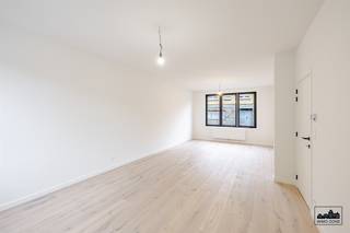 Ontdek deze volledig en recent gerenoveerde woning in het charmante, landelijke Oudegem. Dankzij de gunstige ligging, vlakbij invalswegen en...