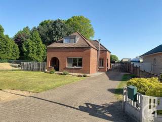 Instapklare woning in een doodlopende straat in het centrum van Morkhoven te koop!Je komt de woning binnen in de ruime inkomhal. Vervolgens kom je in...