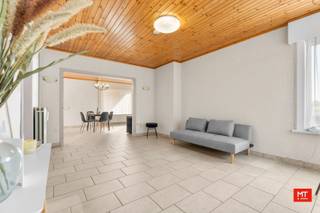 Op een landelijke, maar vlot bereikbare locatie nabij de A19 Ieper–Kortrijk treffen we deze stevige, vrijstaande woning aan. Met een perceel van meer dan 1.000 m² en een kloeke structuur biedt dit pand tal van mogelijkheden.<br /><br /><strong>Indeling van de woning</strong><br />De gelijkvloerse verdieping omvat een inkomhal (7 m²), lichtrijke woon- en eetkamer (37 m²), keuken met basisuitrusting ( 7 m² - oven, kookplaat, dampkap, spoelbak), berging (2 m²), technische ruimte (4 m²), drie slaapkamers (13 - 13 - 7 m²) en een badkamer met douche en wastafel (3 m²). <br />1ste verdieping: zolder <br /><br /><strong>Kenmerken</strong><br />- Mooie grondoppervlakte (1.111 m²) met landelijk verzicht <br />- Aparte garage (33 m²) waarvan een gedeelte onderkelderd; <br />- Centrale verwarming op stookolie, grotendeels dubbele/HR-beglazing, ... <br />- ...<br /><br />Meer informatie of een vrijblijvend bezoek? Contacteer Eden op 0470 43 78 21 of mail info@minthus.be