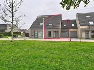 <p>Kwalitatief afgewerkte woning in de rustige en kindvriendelijke woonwijk<span> </span><em>Baanhof</em>.<br />De woning omvat een inkomhal met vestiaire en gastentoilet, een gezellige leefruimte met eet- en zithoek en TV-wand met gashaard, een volledig uitgeruste halfopen keuken met eetplaats, een garage met sectionale poort en geïntegreerde wasplaats, én een aangelegde zuidgerichte tuin met zonneterrassen, tuinberging en achteruitweg via een poortje.</p>
<p>Op de eerste verdieping bevinden zich 3 volwaardige slaapkamers, een dressing, een prachtige badkamer (inloopdouche, ligbad, dubbele wastafel en toilet) en een trapluik naar de geïsoleerde zolder, die mits het plaatsen van een vaste trap kan omgevormd worden tot een 4de slaapkamer.</p>
<p><b>Extra troeven:</b></p>
<ul>
<li>
<p>Energiezuinig (Label A)</p>
</li>
<li>
<p>25 zonnepanelen (6750 Wp)</p>
</li>
<li>
<p>Conforme elektriciteitskeuring</p>
</li>
<li>
<p>Vloerverwarming via warmtepomp</p>
</li>
<li>
<p>Airco beneden en in elke slaapkamer</p>
</li>
<li>
<p>Zonnescreens</p>
</li>
<li>
<p>Vlotte verbinding naar scholen, winkels, openbaar vervoer en de E40</p>
</li>
<li>
<p>Instapklaar en volledig geschilderd</p>
</li>
</ul>
<p>Deze woning is te koop ZONDER makelaar via het concept van<b> <span>Smart Houses!</span></b><span> </span>Wenst U verdere inlichtingen of bezoek? Contacteer rechtstreeks de eigenaar via <b><span>0497/61.60.96</span></b></p>
<p></p>