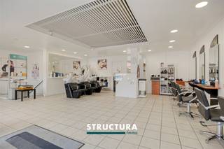 Prachtige commerciële ruimtes op een top locatie.Structura biedt deze commerciële ruimte aan op een strategische locatie in Laken, op de grens tussen Laken, Jette en Wemmel.Het pand biedt tal van voordelen die interessant zijn voor verschillende doelgroepen investeerders, starters, vrije beroepen, enz.Zeer licht, met een prachtige etalage. Indeling:-1 ruime kelder, die kan dienen als opslagruimte of extra kantoor, enz.Gelijkvloers: Handelsruimte met extra ruimte op de verdieping, WC/badkamer en keuken. Gemeenschappelijke tuin aan de achterzijde.Enkele kenmerken:- Uitstekende ligging, strategische locatie, aan de Houba De Strooperlaan, goede visibiliteit voor voorbijgangers(auto's en voetgangers).- In de buurt van andere belangrijke organisaties en openbaar vervoer.- Solide gebouw- Veel potentieel- Ruime en lichte winkelruimte- Prachtige etalage- Ruime kelder- Parkeermogelijkheden in de buurt- Gemeenschappelijke tuin- ...Meer info of een bezoek ter plaatse? Neem contact op met STRUCTURA op 02 460 80 46 of info@structura.be.