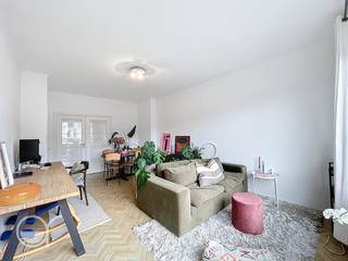 OPGELET: om dit pand te huren of bezichtigen vragen wij steeds eerst een virtueel bezoek te brengen aan het pand. Ga hiervoor naar www.rosseel.be en vul de referentie T118CP in in het veld ‘zoek’ bovenaan rechts. Kies dan ‘360°’. De website helpt je nu verder voor de volgende stappen.<br /><br />Dit instapklare appartement is gelegen op de derde verdieping, vlakbij het station Gent-Sint-Pieters. De indeling is als volgt: inkomhal, aangename woonkamer, gesloten keuken, badkamer met ligbad/douche, toilet en wastafel, en twee slaapkamers, waarvan de grootste toegang biedt tot een terras met berging. Tot slot is er een kelderberging inbegrepen in de huurprijs.<br /><br />Maandelijks dient een voorschot van €50 betaald te worden voor de gemeenschappelijke kosten. EGW zijn individueel af te sluiten.<br /><br />Het appartement is beschikbaar vanaf 01/07/2026.