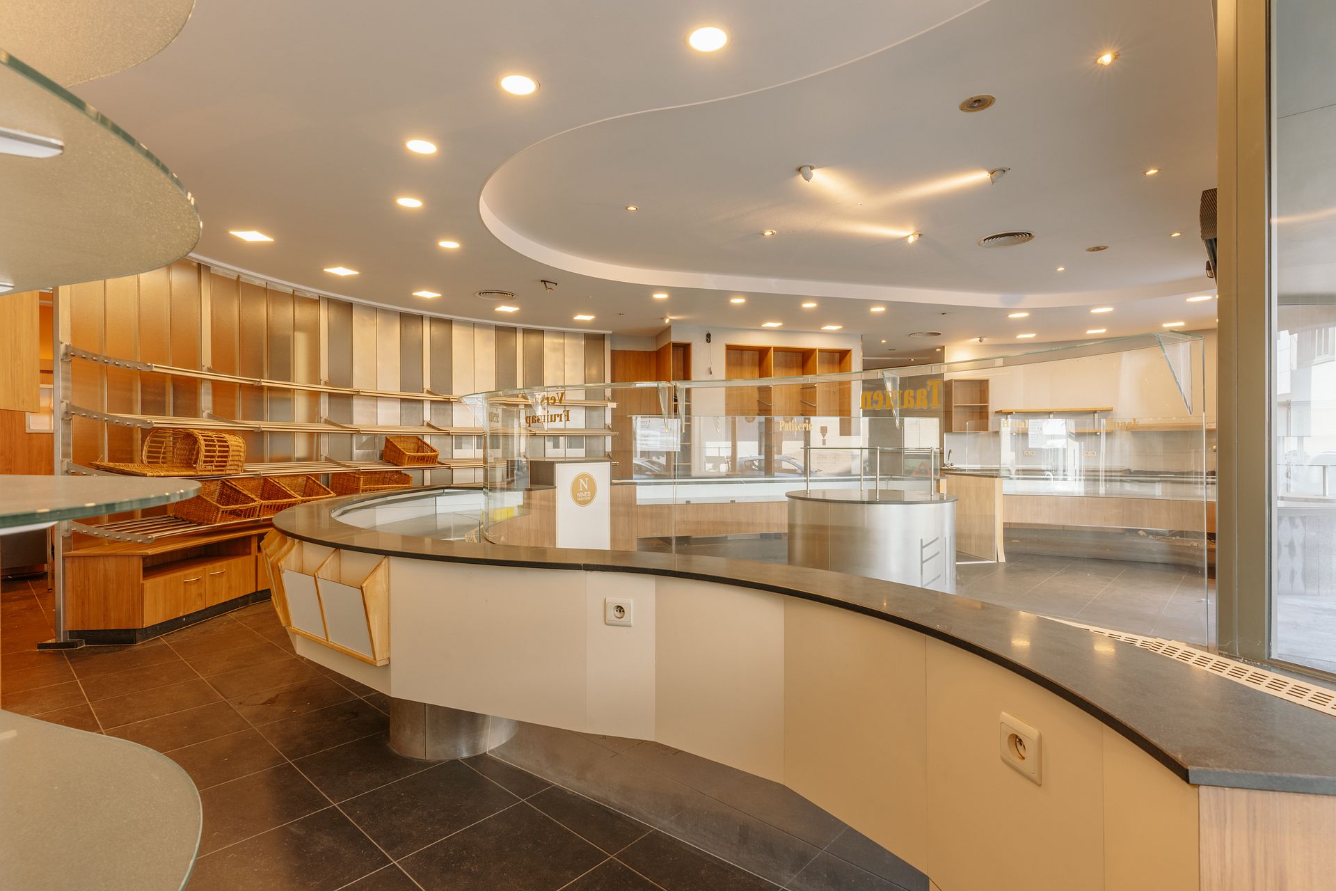 Ruim handelspand met magazijn in centrum Borsbeek. - foto 3