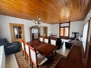 <strong>Langemark-Poelkapelle - Ruime woning met veel mogelijkheden dichtbij het centrum.</strong><br /><br />Deze woning met veel mogelijkheden vormt de perfecte basis voor wie op zoek is naar ruimte, rust én een centrale ligging. Gelegen op een uitzonderlijk groot perceel, geniet je hier van een mooie voortuin, een ruime oprit met carport en garage, een verhard terras én een extra grasveld achteraan.<br /><br /><strong>Indeling:</strong><br /><u>Gelijkvloers:</u> inkom, keuken, woonruimte en badkamer<br /><u>1ste verdieping:</u> 3 slaapkamers<br /><u>2de verdieping:</u> zolderruimte en extra slaapkamer<br />Kelder<br /><br /><strong>Troeven:</strong>
<ul><li>Uitzonderlijk groot perceel</li><li>Carport én garage aanwezig</li><li>Stevige basis en ruime indeling</li><li>3 slaapkamers + uitbreidbare zolder</li><li>Gelegen in het centrum van Langemark</li><li>Altijd goed onderhouden</li><li>Tal van mogelijkheden voor renovatie of uitbreiding</li></ul>