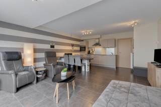 In het centrum van De Panne vinden we dit lichtrijk appartement (75m²) te koop. Het appartement omvat 2 slaapkamers en een ruim zongericht terras (25m²) . Gelegen op wandelafstand van zee, winkels en horeca! Het appartement wordt inclusief de meubels verkocht. Zoek je immo in De Panne? Lees dan zeker verder!INDELING:> gelijkvloerse verdieping:- inkomhal;- leefruimte met toegang tot het ruim zongericht terras (25m²);- open keuken voorzien van kookplaat, dampkap, koelkast, oven, vaatwasmachine en spoelbak;- 2 slaapkamers;- apart toilet;> Gemeenschappelijke fietsenbergingALGEMEEN:- centrale verwarming op aardgas- conforme elektrische installatie- gunstig EPC B- de meubels zijn inbegrepen in de prijs- recent gebouwBent u op zoek naar een appartement, ter investering of voor tweede verblijf? Aarzel zeker niet contact op te nemen met ons kantoor Dewaele Koksijde: 058 330 600Bestuursmaatregelen in het maatregelenregister: nee