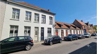 <strong>Comfortabele 4-slaapkamerwoning</strong> met ruim en <strong>zonnig TERRAS </strong>op een uitstekende ligging in het <strong>centrum van Brugge</strong>, vlakbij de Gentpoortvest, Jakobinessenpark en alle modaliteiten die de Brugse binnenstad te bieden heeft!<br />Geschikt voor eigen bewoning of als vastgoedinvestering ( de woning is sinds 2002 steeds verhuurd geweest ).<br />Door zijn zeer goede ligging is deze woonst zeker ook geschikt voor wie een <strong>pied-à-terre </strong>of<strong> tweede verblijf </strong>zoekt in de Brugse binnenstad, de ideale uitvalsbasis voor wie wil genieten van cultuur, ontspanning, gastronomie en de unieke sfeer van de stad of wie, samen met familie of vrienden, het Brugse ommeland en de kust wil ontdekken!<br />+ Asbestveilig!<br />+ Geen renovatieplicht!<br />+ Uitstekende mobiscore  9,2 op 10!<br /><br />Omvat een inkom, gastentoilet, living met volledig ingerichte open keuken, 4 slaapkamers waarvan 2 op de eerste verdieping en 2 op de tweede verdieping,  mezzanine berging, badkamer met douche, dubbele wastafel en toilet, ruim en zonnig terras.  <br />Gvg,Wche,Gmo,Gvkr,Gvv<br />P-score=A  G-score=A<br />#leukwonen #vastgoedinvestering #piedaterre #brugge<br /><br />Bruikbare vloeroppervlakte  94 m²<br />Totale grondoppervlakte  53 m²