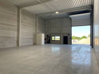 Unité PME neuve avec une excellente visibilité et connectivité.Idéal pour établir votre entreprise. Cette unité d'angle est bien éclairée et dispose...