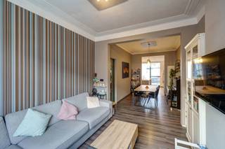 <p>Interesse? Plan zelf online je bezoek in via onze digitale kalender.</p><p>Alle relevante keuringen en wettelijke attesten kan u downloaden via onze website.<br />Vragen? Neem contact op met ivory@copandi.be of via +32 15 79 05 50.<br /><br />Deze woning, gelegen in de rustige Vaartstraat 22 te Vilvoorde, combineert ruimte, comfort en hedendaags woonpotentieel. Met een bewoonbare oppervlakte van 173 m² (volgens EPC-attest), vier tot vijf slaapkamers en een ruim terras van ca. 20 m², biedt deze eigendom tal van mogelijkheden voor gezinnen of voor wie extra woon- of werkruimte zoekt.</p><p>De woning onderging een algemene renovatie in 2014, waarbij onder meer de elektriciteit, badkamer, vloeren en keuken werden vernieuwd. Daarnaast werden in 2016 het plat dak en de dakgoten gerenoveerd. De woning is vandaag licht op te frissen, wat de toekomstige eigenaar de mogelijkheid biedt om ze verder af te werken en in te richten volledig naar eigen smaak en stijl.</p><p>Dankzij haar strategische en rustige ligging geniet men van een vlotte bereikbaarheid en een goede toegang tot alle noodzakelijke voorzieningen in en rond Vilvoorde.</p><p></p><p>KENMERKEN:</p><ul><li><p>Locatie: Vilvoorde (centrum)</p></li><li><p>Perceel: 90,00 m²</p></li><li><p>Bewoonbare oppervlakte: 173 m² (Bron: EPC-attest)</p></li><li><p>Aantal slaapkamers: 4 tot 5</p></li><li><p>Aantal badkamers: 1</p></li><li><p>Aantal toiletten: 2</p></li><li><p>Bouwjaar: 1962</p></li><li><p>Renovatiejaar: 2014 (algemene renovatie), 2016 (plat dak en dakgoten)</p></li><li><p>Verwarming op: aardgas via condensatieketel</p></li><li><p>Energieprestatie: EPC C - 297 kWh m² / jaar</p></li><li><p>Elektrische keuring: Conform het AREI tot 2051</p></li><li><p>Kadastraal inkomen: € 912,00</p></li></ul><p>INDELING:</p><ul><li><p>Verdieping -1: ruime kelder</p></li><li><p>Gelijkvloers: inkomhal, keuken, woonkamer, gastentoilet, berging/wasruimte</p></li><li><p>Eerste verdieping: nachthal, 3 slaapkamers, 1 badkamer, apart toilet</p></li><li><p>Tweede verdieping: nachthal, 2 slaapkamers</p></li><li><p>Derde verdieping: Zolder</p></li></ul><p>GELIJKVLOERS:<br /><br />Bij het betreden van de woning komt u in een ruime inkomhal die toegang biedt tot de woonkamer en eetkamer, samen goed voor een aangename en functionele leefruimte. Aansluitend bevindt zich de ruime keuken, uitgerust met een kook- en leefeiland dat ook dienstdoet als extra eettafel. Dankzij deze opstelling vormt de keuken het hart van de woning, ideaal voor gezellig samenzijn en vlot verbonden met het woongedeelte. Verder beschikt het gelijkvloers over een apart gastentoilet en een praktische berging/wasruimte, wat het dagelijks comfort verhoogt.</p><p></p><p>EERSTE VERDIEPING:<br /><br />Op de eerste verdieping bevinden zich drie slaapkamers van verschillende groottes, geschikt als master bedroom, kinder- of bureauruimte. Daarnaast beschikt deze verdieping over een badkamer met ligbad, inloopdouche en wastafel, evenals een apart toilet in de nachthal. Vanuit één van de slaapkamers heeft u toegang tot een aangenaam terras, waar u in alle rust kan genieten van de buitenlucht.<br /><br />TWEEDE VERDIEPING:<br /><br />De tweede verdieping telt nog twee bijkomende slaapkamers, die perfect kunnen dienen als extra slaapkamers, hobbyruimte of thuiskantoor. Hierdoor is de woning ook bijzonder geschikt voor grotere gezinnen of voor wie nood heeft aan extra kamers.</p><p></p><p>DERDE VERDIEPING:</p><p></p><p>De derde verdieping is ingericht als praktische bergzolder, bereikbaar via een ophaalbaar trapluik. Deze ruimte is ideaal voor de opslag van seizoensgebonden spullen en andere items die u niet dagelijks nodig heeft.<br /><br />KELDER:<br /><br />Verder beschikt de woning over een ruime kelder, die extra opslagmogelijkheden biedt of kan worden aangepast aan specifieke noden.</p><p>Voor meer details of om een bezichtiging te plannen, nodigen we u uit om contact met ons op te nemen. We kijken ernaar uit om u te begeleiden bij het ontdekken van deze woning.<br /><br />✅ Residentiële topligging, goede bereikbaarheid<br />✅ 4 tot 5 slaapkamers<br />✅ Ruim terras van ca. 20 m²<br />✅ Licht op te frissen met veel potentieel</p>