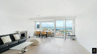 Zonnig 3-slaapkamerappartement met frontaal zeezicht op een toplocatie aan het Albertplein in hartje Zoute.Prachtig appartement met zeezicht en...