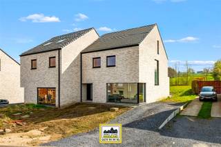 <p>"ABSOLUTE TOPPER" – Afspraak ENIGE BEZOEKDAG ENKEL telefonisch via Elias Le Juste op 0487/ 33. 10. 10., meer info via Facebook “Remue Randy” – LIKE de pagina en blijf op de hoogte van alle nieuwe woningen. De stukken van de woning zijn te consulteren op www.immo-zone.be. In het landelijke ONKERZELE (Geraardsbergen) ontdekken we deze prachtige woning, gelegen op een toplocatie met scholen, winkels, openbaar vervoer en het station in de directe omgeving. Indeling: Bij het betreden van de woning komen we in een ruime inkomhal met gastentoilet. Deze leidt naar de lichtrijke open leefruimte met aansluitend de eetplaats met volledig uitgeruste moderne keuken met keukeneiland met aansluitend een ruime bergruimte. Dankzij de grote raampartijen geniet de woning van een overvloed aan natuurlijk licht en een prachtig zicht op het zongerichte terras, de tuin en de achterliggende weides. Op de eerste verdieping bevinden zich drie volwaardige slaapkamers en een extra ruimte die perfect kan ingericht worden als dressing. Daarnaast is er een apart toilet en een badkamer uitgerust met inloopdouche, ligbad en dubbele lavabo. De tweede kan volledig naar eigen wens worden ingericht. Deze woning is een ABSOLUTE TOPPER voor wie op zoek is naar een instapklare, energiezuinige woning met een rustige en groene ligging. VOOR ZEER SNELLE BESLISSERS!<br />IMMO ZONE RHODELAND – ELIAS LE JUSTE – 0487/ 33. 10. 10.</p>