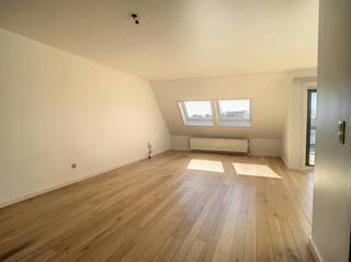 Gezellig en ruim duplex-appartement te huur in Sint-Kruis met 2 slaapkamers, garage en zonnig terras. Het appartement biedt u een toplocatie op...