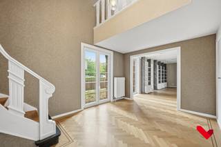 <p>Découvrez cette imposante villa commerciale individuelle avec une surface utile de plus de 360 m², située à un emplacement stratégique de premier ordre, à proximité de l’E40 et de la route d’accès au parc de recherche de Haasrode.<br /><br />Actuellement aménagée avec élégance en institut de beauté, elle peut facilement être adaptée, grâce à son agencement flexible, à sa fonction initiale de bureaux (voir photos en annexe), à une pratique multidisciplinaire, une profession libérale ou d’autres usages commerciaux.<br /><br />✨ Atouts de cette villa :<br />✔ Espaces spacieux et lumineux, idéaux pour un aménagement professionnel<br />✔ Grand jardin, parfait pour un cadre de travail verdoyant et calme<br />✔ Nombreuses possibilités de parking, à l’avant comme à l’arrière pour clients et collaborateurs<br />✔ Accès rapide : à seulement 1 minute de la sortie E40<br />✔ Étage comprenant 4 pièces séparées, chacune avec armoires encastrées et lavabo<br />✔ Entièrement sous-solée (garage, buanderie, stockage)<br />✔ Cuisine équipée<br />✔ Air conditionné<br /><br />Vous recherchez un espace commercial alliant prestige, accessibilité et flexibilité ? Cette villa est faite pour vous !<br /><br />Intéressé(e) ? Contactez-nous pour plus d’informations ou une visite au +32 16 23 21 45 ou via info@bvm-vastgoed.be<br /><br /></p>