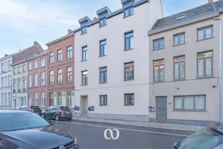 VANAF 295.000 euro! <br /><br />In deze klassevolle nieuwbouw residentie "Au Soulier d'Or" uit 2021 met slechts 4 wooneenheden, ontdek je dit hip en lichtrijk appartement van 132 m² op de gelijkvloerse verdieping.<br /><br />Dankzij de beperkte schaal geniet je van uitzonderlijke privacy en rust, midden in het historische hart van de stad. Bovendien zijn hier geen syndicus kosten.<br /><br />Dit appartement spreidt zich over 3 verdiepingen wat het zeer speels en eigentijds maakt. Die spreiding met doorkijk zorgt er immers voor dat het volledige appartement voorzien is van zeer veel natuurlijk licht. Dit samen met een indrukwekkend ruimtegevoel zorgen voor een unieke woonervaring.<br /><br />Met 3 ruime slaapkamers, mogelijkheid tot 2 badkamers en een terras met kleine tuin en zicht op de iconische Sint-Martinuskerk combineer je comfort met authenticiteit.<br /><br />Een zeldzame combinatie van volume, charme en locatie: een echte parel in het stadscentrum.<br /><br />Heb je interesse in deze parel? Maak snel een afspraak en kom deze zelf ontdekken.