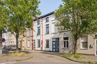 Cette charmante maison entièrement rénovée combine une disposition pratique avec le confort contemporain. En entrant, vous arrivez directement dans la cuisine ouverte et moderne, qui se connecte à la pièce de vie lumineuse avec coin salon et salle à manger. Grâce aux grandes fenêtres et à la disposition réfléchie, vous bénéficiez d'une agréable sensation d'espace. À l'arrière se trouve une cour de ville confortable où vous pourrez profiter de la vie en plein air en toute tranquillité.<br /><br />Au premier étage, vous trouverez une chambre spacieuse, la salle de bains et des toilettes séparées. Le deuxième étage accueille une deuxième chambre à part entière.<br /><br />La maison a été entièrement rénovée et bénéficie d'un label énergétique favorable B, ce qui garantit une habitation économe en énergie et confortable.<br /><br />Un autre avantage est le parc à l'arrière de la maison, qui offre un environnement verdoyant agréable et des possibilités de détente supplémentaires à proximité. Une maison idéale pour les jeunes couples, les célibataires ou les couples à la recherche d'une maison clé en main dans un endroit calme.