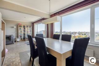 <p><span>Lichtrijk 2 slaapkamer appartement met airco en zicht op de Antwerpse skyline!</span></p><p><span>Dit ruim en instapklaar appartement telde origineel 3 slaapkamers (momenteel 2) en ligt op de 11</span><span><sup>de </sup></span><span>verdieping van een gebouw met centrale ligging. Winkels, parken, scholen, horeca, sportfaciliteiten, Antwerpen Stad, openbaar vervoer en invalswegen zijn slechts een boogscheut verwijderd. De uitzichten over het feeërieke Antwerpen zijn ronduit adembenemend, zowel overdag als 's avonds. De performante HR ramen en de warmtepomp van de airco's zorgen voor extra comfort alsook een gunstig EPC. Een ideale thuis én een slimme investering!</span></p><p><span>.</span></p><p><span>Inkomhal, leefruimte & keuken:</span></p><p><span>U betreedt het appartement via de aparte inkomhal met veiligheidsdeur, parlofoon, ingemaakte vestiaire en extra berging die ideaal is voor het kuisgerief. De leefruimte met airco ligt op authentieke blokjesparket en schittert dankzij het fenomenale uitzicht over de Antwerpse skyline. De voormalige derde slaapkamer werd toegevoegd aan de woonkamer zodoende deze een oppervlakte heeft van maar liefst 37m³. Uiteraard is het steeds mogelijk deze ingreep terug te draaien om een extra slaapkamer te bekomen. De geriefelijke keuken biedt veel werk- en opbergruimte en voorziet in kwalitatieve toestellen ("Miele" inductiefornuis met grote oven, dampkap, koelkast, vriezer, vaatwasser).</span></p><p><span> </span></p><p><span>Nachthal, slaapkamers, badkamer & toilet:</span></p><p><span>Via de nachthal bereikt u de eerste slaapkamer die een momenteel dienst doet als bureauruimte en ook de aansluitingen voor de wasmachine omvat. De omvangrijke master (13m²) is uitgerust met airco en een ingemaakte kast. Slapen en ontwaken doet u ten allen tijde vergezeld van een betoverend uitzicht. De onderhoudsvriendelijke badkamer is geheel betegeld en voorziet in een modern wasmeubel met bijhorende spiegel- en hangkast en een inloop-/regendouche als kers op de taart. Het toilet is apart.</span></p><p><span> </span></p><p><span>Terras & kelder:</span></p><p><span>Op het terras kan je bekomen van de dagelijkse drukte en wordt de voeling met het geweldige stadsleven nog meer uitvergroot. Daar het terras inpandig is kan je hier ook bij minder goed weer volop genieten. De privatieve kelderberging is inbegrepen.</span></p><p><span> </span></p><p><span>Extra troeven:</span></p><p><span>- Toplocatie</span></p><p><span>- 91m² cfr EPC</span></p><p><span>- EPC B</span></p><p><span>- HR ramen</span></p><p><span>- 2 Airco's</span></p><p><span>- Mogelijkheid 3e slaapkamer</span></p><p><span>- Fenomenaal uitzicht</span></p><p><span>- Terras</span></p><p><span>- Kelder</span></p><p><span>- Asbestveilig</span></p>