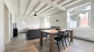 <p>Welkom in deze charmante en mooi afgewerkte woning waar ruimte.</p>
<p>Bij het binnenkomen betreedt u onmiddellijk de ruime leefruimte die mooi werd afgewerkt en geniet van een overvloed aan natuurlijke lichtinval dankzij de grote raampartijen. De gezellige living biedt voldoende plaats voor een comfortabele zithoek en een volwaardige eetruimte, waardoor hier een warme en uitnodigende sfeer gecreëerd wordt.</p>
<p>Aansluitend wandelt u verder naar de volledig uitgeruste keuken. Deze werd praktisch ingericht en biedt een mooi zicht op de tuin, wat zorgt voor een extra aangenaam ruimtegevoel tijdens het koken of tafelen. Dankzij de directe connectie met de leefruimte vormt de keuken het centrale hart van de woning.</p>
<p>Verder beschikt de woning over twee mooie en ruime slaapkamers, beide met voldoende plaats voor een groot bed en extra kastruimte. De kamers genieten bovendien van een aangename lichtinval, wat zorgt voor een rustig en comfortabel gevoel.</p>
<p>De badkamer werd eveneens mooi afgewerkt en is uitgerust met een moderne douche. Daarnaast is er nog een apart toilet aanwezig voor extra comfort en gebruiksgemak.</p>
<p>Een absolute troef van deze woning is de grote garage, ideaal voor het parkeren van een wagen, fietsen of extra opslagruimte. Daarnaast beschikt de woning nog over een extra grote polyvalente ruimte die perfect kan dienen als hobbyruimte, werkplaats, opslagruimte of bureau.</p>
<p>Buiten geniet u van een aangename tuin waar u volledig tot rust kan komen. Dankzij de rustige sfeer en het mooie zicht vormt dit de ideale plek om te ontspannen of gezellig samen te genieten met familie en vrienden.</p>
<p>Pluspunten:<br />- Mooie en ruime leefruimte<br />- Veel natuurlijke lichtinval<br />- Volwaardige keuken met zicht op de tuin<br />- 2 ruime slaapkamers<br />- Mooi afgewerkte badkamer<br />- Grote garage<br />- Extra polyvalente ruimte<br />- Praktische indeling<br />- Gezellige tuin<br /><br /><span>Maatregelen opgenomen in het Maatregelenregister: nee</span></p>
<p>Gelieve het contactformulier in te vullen bij interesse.</p>