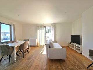 Dit recent gerenoveerde en instapklare appartement omvat een inkomhal, een lichtrijke woonkamer met eetplaats en directe toegang tot het terras...