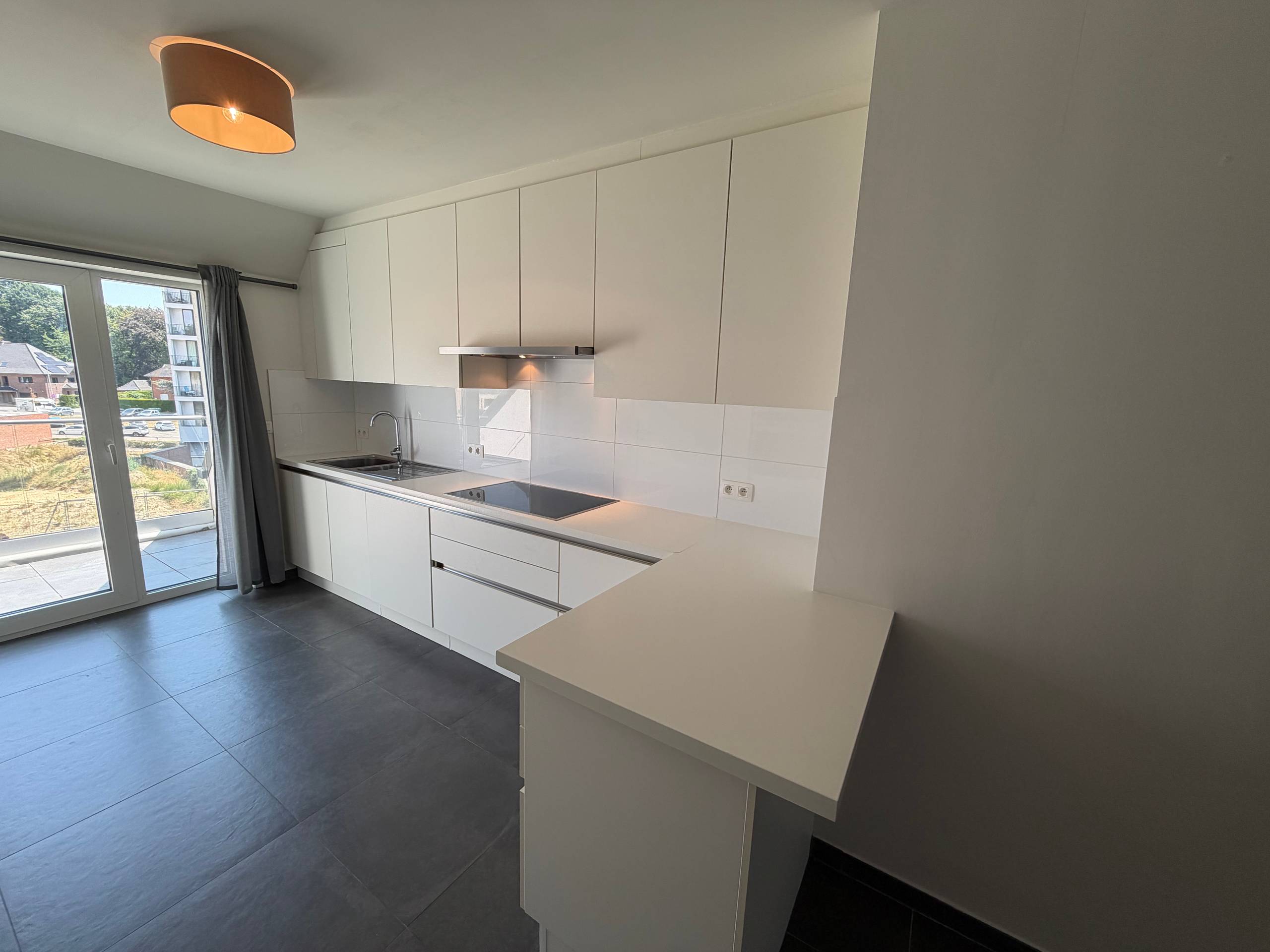 Prachtig duplexappartement met 2 slaapkamers, 2 badkamers, 2 terrassen en 1 autostaanplaats. - foto 4