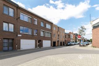 <p><span>Van Amstelstraat 166 (2e verd.) - Deurne</span></p><p><span> </span></p><p><span>Instapklaar appartement (83 m²) met 2 slaapkamers en autostaanplaats in Deurne</span></p><p><span>In de Van Amstelstraat woon je op een centrale locatie met alle voorzieningen binnen handbereik. Openbaar vervoer bevindt zich op wandelafstand, terwijl je met de wagen in enkele minuten de belangrijkste invalswegen en de snelweg bereikt. Ook winkels, supermarkten en andere voorzieningen liggen vlakbij.</span></p><p><span>Het appartement bevindt zich op de tweede verdieping van een kleinschalig gebouw van twee hoog. Het dak werd in 2017 geïsoleerd en in 2019 werden nieuwe ramen met automatische rolluiken geplaatst. In 2020 onderging het appartement een totaalrenovatie, waarbij onder meer de keuken, badkamer, vloeren, verwarmingsketel en elektriciteit werden vernieuwd. Dankzij deze grondige renovatie behaalt het appartement een gunstige EPC-score B. Momenteel is het verhuurd aan €907/maand, aangevuld met €55 vaste kosten voor water en het onderhoud van de gemene delen, wat het eveneens interessant maakt als investering.</span></p><p><span>Je komt binnen in de centrale inkomhal met een apart gastentoilet en een praktische ingemaakte kast. Vooraan bevindt zich de lichtrijke woonkamer van 30 m² met aansluitend de aparte keuken van 7 m². Deze is uitgerust met een gasvuur, dampkap, spoelbak, vaatwasser, ingebouwde oven en koelkast met vriesvak.</span></p><p><span>Aan de rustige achterzijde bevinden zich twee volwaardige slaapkamers van 10 m² en 17 m². De badkamer van 4 m² is uitgerust met een ligbad/douche en een lavabomeubel.</span></p><p><span>Een extra troef is de autostaanplaats met privatieve berging, die inbegrepen is in de aankoopprijs.</span></p><p><span>Ben je op zoek naar een instapklaar appartement of een interessante investering met onmiddellijk rendement? Mis deze kans niet! Bewoonbare opp. 83 m² – ref.: bruto vloeropp. Voor meer info of een gratis schatting surf naar </span><span><span>www.hansimmo.be</span></span></p><p><span> </span></p>