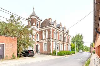 UNIEK HERENHUIS met ENORM veel POTENTIEEL. CHARMANTE te renoveren HERENWONING (bestaande uit 2 identieke woningen - nu 1 van gemaakt) met OPRIT,...
