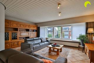 <p><span>Deze bel-etage vinden we terug in de rustige en kindvriendelijke wijk Savelkoul. De wijk wordt gekenmerkt door haar zeer rustige woonomgeving, maar toch vlakbij openbaar vervoer (tram, trein en bus op wandelafstand!). Wandelen tussen de velden? Is slechts op 2 minuten gelegen.</span></p><p><span>Ook scholen, supermarkt, winkelcentrum,... zijn vlakbij.</span></p><p><span> </span></p><p><span>Indeling:</span></p><p><span> </span></p><p><span>Op de gelijkvloerse verdieping vinden we de garage met oprit, ideaal voor de auto, fietsen, berging, ... Aan de tuinzijde vinden we de eerste 2 slaapkamers met de badkamer. Deze is uitgerust met ligbad en dubbele lavabo.</span></p><p><span>De tuin is zeer rustig gelegen en werd voorzien van een terras. Hier geniet u van een aangenaam groen uitzicht.</span></p><p><span>Op de eerste verdieping vindt u de gezellige living, met aansluitend de ruime eetplaats met open keuken. Hier hebben we toegang tot het terras met tuintrap!</span></p><p><span> </span></p><p><span>De bovenste verdieping bestaat uit een ruime slaapkamer met wastafel (potentieel annex 2e badkamer).</span></p><p><span>Verder beschikt de woning nog over een berging aan de voorzijde.</span></p><p><span> </span></p><p><span>Troeven:</span></p><p><span> </span></p><p><span>- Zeer rustige woonwijk</span></p><p><span>- EPC B</span></p><p><span>- Aangename tuin</span></p><p><span>- Terras met tuintrap</span></p><p><span> </span></p><p><span>EPC: 179 kWh/m²j</span></p><p><span>Oppervlakte volgens meting EPC</span></p><p><span> </span></p><p><span>Voor meer info of een bezoek ter plaatse bel 03/449.42.41 of surf naar www.habicom.be </span></p><p><span>Benieuwd naar de waarde van jouw woning? Check het gratis op www.watismijnhuiswaard.be </span></p><p><span> </span></p>