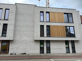 Indeling: er is een inkomhal die toegang geeft tot een aparte berging, toilet en keuken. Via de open keuken heb je overigens toegang tot de lichtrijke leefruimte, ruim terras en tuin. Daarnaast is er ook een nachthal die toegang geeft tot het de badkamer en de twee slaapkamers. De badkamer bestaat uit een inloopdouche en een dubbele lavabo.<br /><br />De bewoonbare oppervlakte bedraagt 102,00 m². De oppervlakte van het terras bedraagt 32 m².<br /><br />Op de zijkant van het gebouw bevinden zich de bergingen van elk 4m². Achteraan zijn de garageboxen met een oppervlakte van 18m². <br /><br />De prijs van de berging bedraagt 6.300,- euro. <br /><br />E-peil 30 (50% vrijstelling op onroerende voorheffing voor 5 jaar).<br /><br />Overal vloerverwarming met apart regelbare circuits per ruimte.<br /><br />Alle bedragen zijn exclusief garages, bergingen en alle kosten. Garage en berging verplicht bij te kopen. <br /><br />AANKOOP AAN 6% BTW OP CONSTRUCTIE MOGELIJK: zowel voor eigen bewoning als bij engagement tot lange verhuur (minstens 15 jaar)