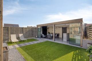 OPEN HUIS ZATERDAG 9 MEI van 17u tot 19u - graag inschrijven. Een instapklare, zeer degelijk en smaakvol afgewerkte pastoriestijl woning in...
