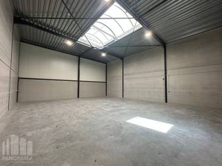 Nieuwbouw KMO-unit te huur met een oppervlakte van 180 m² en 2 privatieve parkeerplaatsen te huur. <br /><br /><strong>De magazijnruimte</strong> (brandklasse C) is opgebouwd uit een staalconstructie in combinatie met een betonplint en geïsoleerde sandwichpanelen. De units met een vrije hoogte van +/- 6 m zijn toegankelijk via een automatische sectionale poort (4 m B x 4,5 m H) met afzonderlijke toegangsdeur en aanwezigheid van een raampartij. Verder zijn de geïsoleerde loodsen voorzien van o.a. een lichtstraat met rookluik, polybetonvloer, een gedeelde regenwaterput en aansluiting van nutsvoorzieningen (water, elektriciteit (40A- 3 fasig 400 V), distributie, telefonie en internet).<br /><br /><strong>De Loods is uitgerust met een elektriciteitsinstallatie met bijhorende stopcontacten en lichtpunten.</strong><br /><br />Fantastisch gelegen dankzij de ligging op amper +/- 3 km van de Gentseweg (N43) en op +/- 9 km van de E17 op- en afrit 5 Waregem.<br /><br /><strong>ONMIDDELIJK BESCHIKBAAR!</strong><br /><br />Contacteer PANORAMA B2B voor bijkomende (technische) inlichtingen, plannen of een vrijblijvend plaatsbezoek 056 222 562.